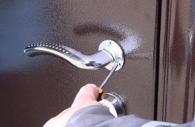 Замена дверной ручки металлической двери в Назрани