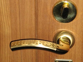 Замена дверной ручки входной двери в Назрани