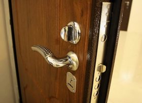 Замена входной двери в квартире в Назрани