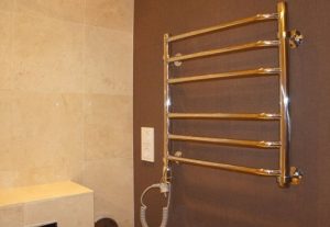 Установка электрического полотенцесушителя в ванной в Назрани